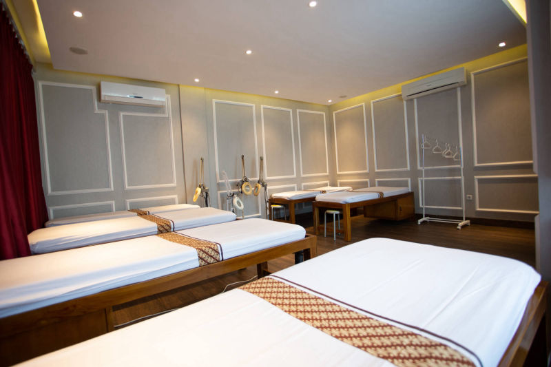 Facial treatment room with equipment